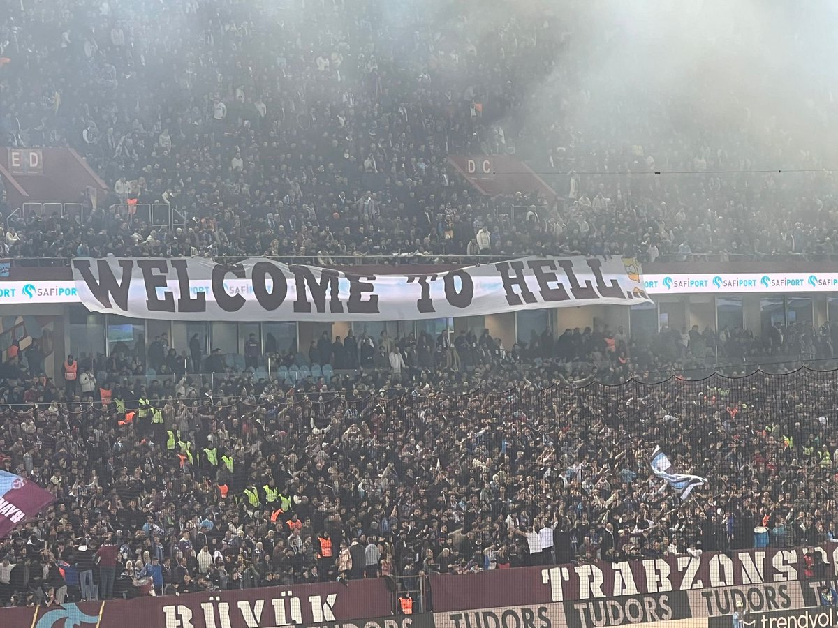 İlk iç saha maçında Trabzonspor taraftarına sahayı tamamen açın,davet edin,hınca hınç o stad dolacaktır. Verilen bu kararı Trabzonspor taraftarı tanımaz. Yönetim böyle bir karar alırsa destekleyen taraftarımızı görelim.? @Trabzonspor