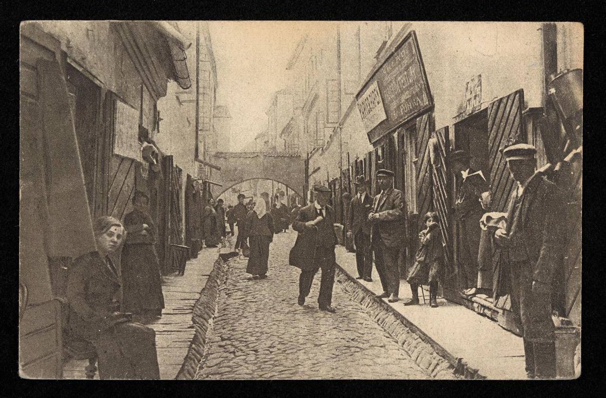 TVHistoryja's tweet image. ✡️ Вільня, вуліца Жыдоўская, пач. ХХ ст.

Калі б Густаў Майрынк не пасяліў свайго "Голема" у Празе, яго варта было б пасяліць у Вільні.