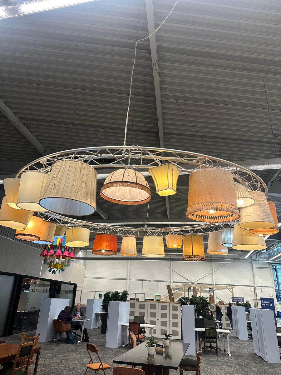 Hoe creatief en leuk zijn deze kroonluchters! 🤩 ✨ Afgelopen week hingen deze mooie kunstwerkjes op het evenement van gemeente Rotterdam, Werkstation op Zuid. ✨
.
Gemaakt door Ruthlamboo.nl en Ester Kluitman 
.
#VKOZ #zakelijkevenementenbureau #Rotterdam #eventtips