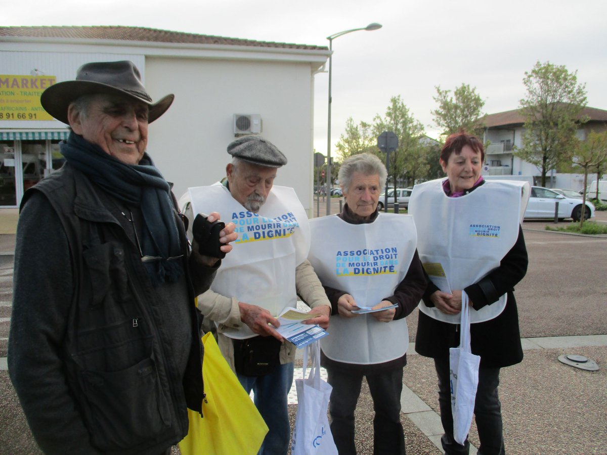 AdmdLandes's tweet photo. #FindeVie ⚖️ Projet de loi : il reste à clarifier certains points, dont la notion de pronostic vital et celle de collégialité de la décision.
Nous sommes allés à la rencontre des Landais à #Soustons, Aire sur Adour, #Morcenx, Mont de Marsan, #Mimizan, #Capbreton, St Paul les Dax. https://t.co/1hFp8X6XIk