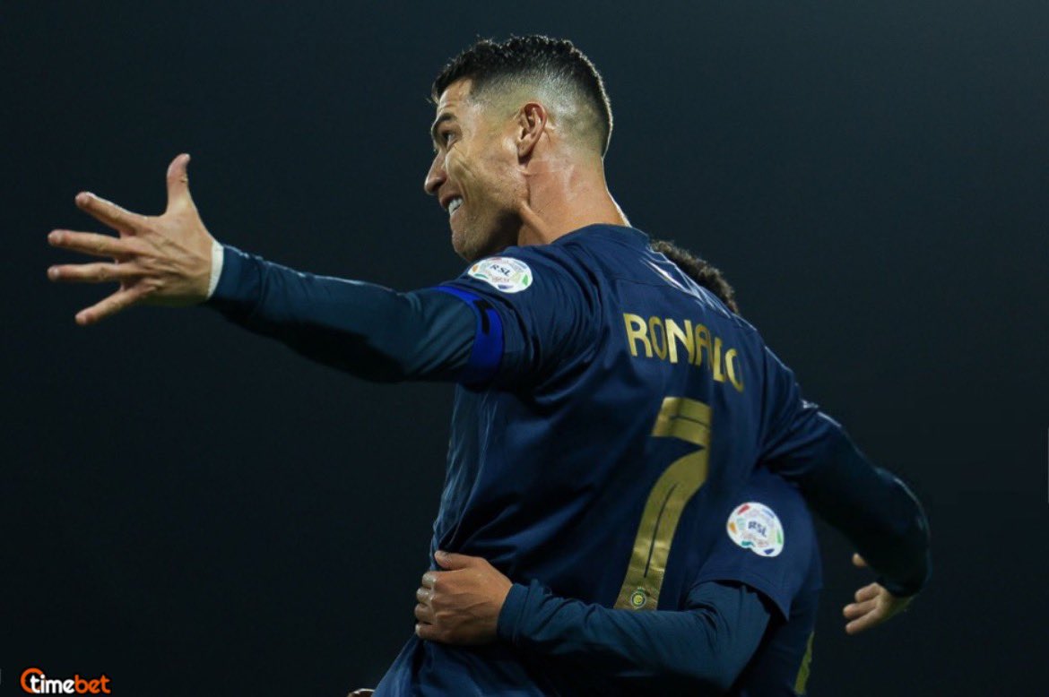 🎙️ “Bu maç itibariyle 65 hat-trick ve 63 frikik golün var, ne söylemek istersin ?” Cristiano Ronaldo: “Pek hoşuma gittiğini söyleyemem. Bir an önce bu eşitsizliği bozmam gerekecek..😄”