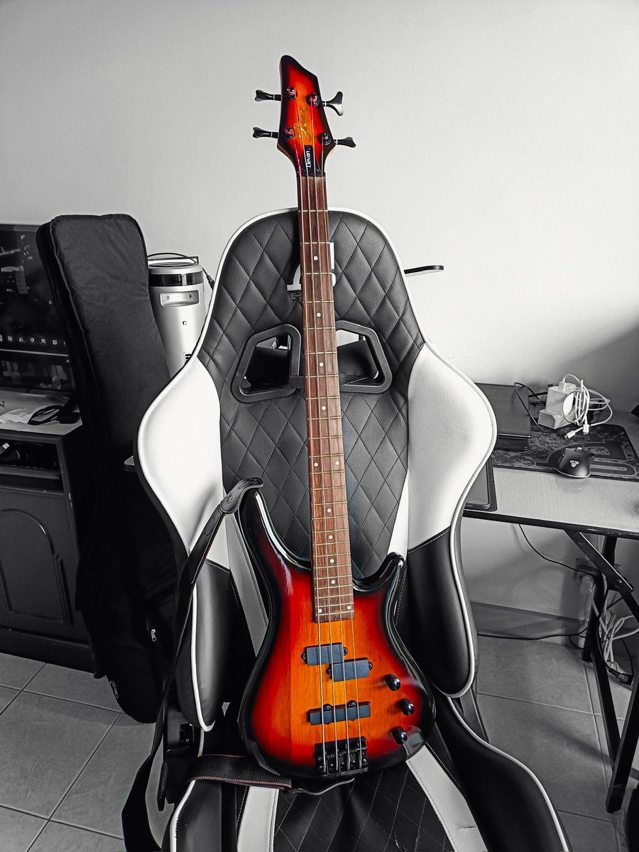 sl7_music's tweet photo. Beautiful black n’ orange bass.
#starlinkmusic #starlink #music #guitar #song #songs #bass #bassguitar #musicband #worldofmusic #clevan #clevanguitar #squier #ibanez #yamahaguitar #electricguitar #drums #rammstein #rammlied #rzk #paullanders #lifad #nirvana #metallica #BOCCHI https://t.co/fh4aPGMKhb