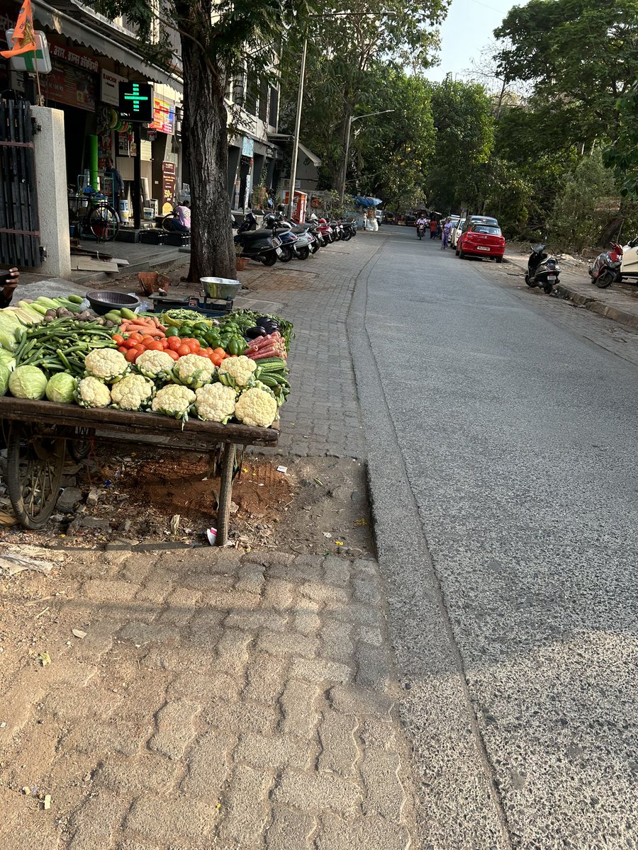 vikas_vvs's tweet photo. @mybmcwardKW please fix Jai Bhavani Mata road Amboli @mybmcRoads https://t.co/S6xRafKnxb