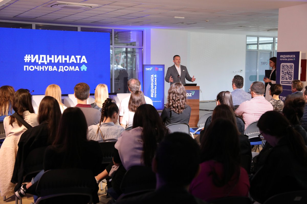 „Не треба само да се зборува во камера и да се констатира дека „имаме проблем“, туку мора сериозно да се работи. Даваме можност шест млади луѓе од 32-цата Амбасадори на проектот „Иднината почнува дома“ да креираат документ со свои конкретни предлози.  “ посочи Јован Деспотовски.