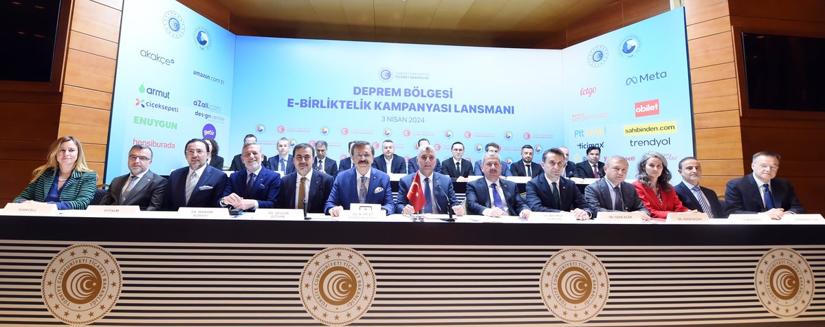 RHisarciklioglu's tweet photo. Deprem bölgesinde ekonomik toparlanmayı hızlandırmak hedefiyle Ticaret Bakanımız @omerbolatTR’ın koordinasyonunda TOBB E-Ticaret Meclisi ile "E-Birliktelik Kampanyası" başlattık.

Üç ay boyunca devam edecek olan "E-Birliktelik Kampanyası" ile deprem bölgesinde yer alan yerel satıcı ve üreticilere, satışlarda sıfır komisyon başta olmak üzere çeşitli destekler sunulacak.

Kadın girişimcilere ve coğrafi işaretli ürünlerin satışlarına öncelik, yöresel ürünlere alım garantisi verilecek.

TOBB E-Ticaret Sektör Meclisi Başkanımız @ozan_acar ve kampanyaya destek veren Meclis üyelerimiz Armut, Akakçe, Amazon Türkiye, Askon Design Center, aZall, Çiçeksepeti, Enuygun, Getir, Hepsiburada, iLAB, Letgo, Meta, Migros, Obilet, PTTAVM, Sahibinden, Ticimax, Trendyol, Turkcell, Vodafone ve Yemeksepeti’ne teşekkür ediyorum.