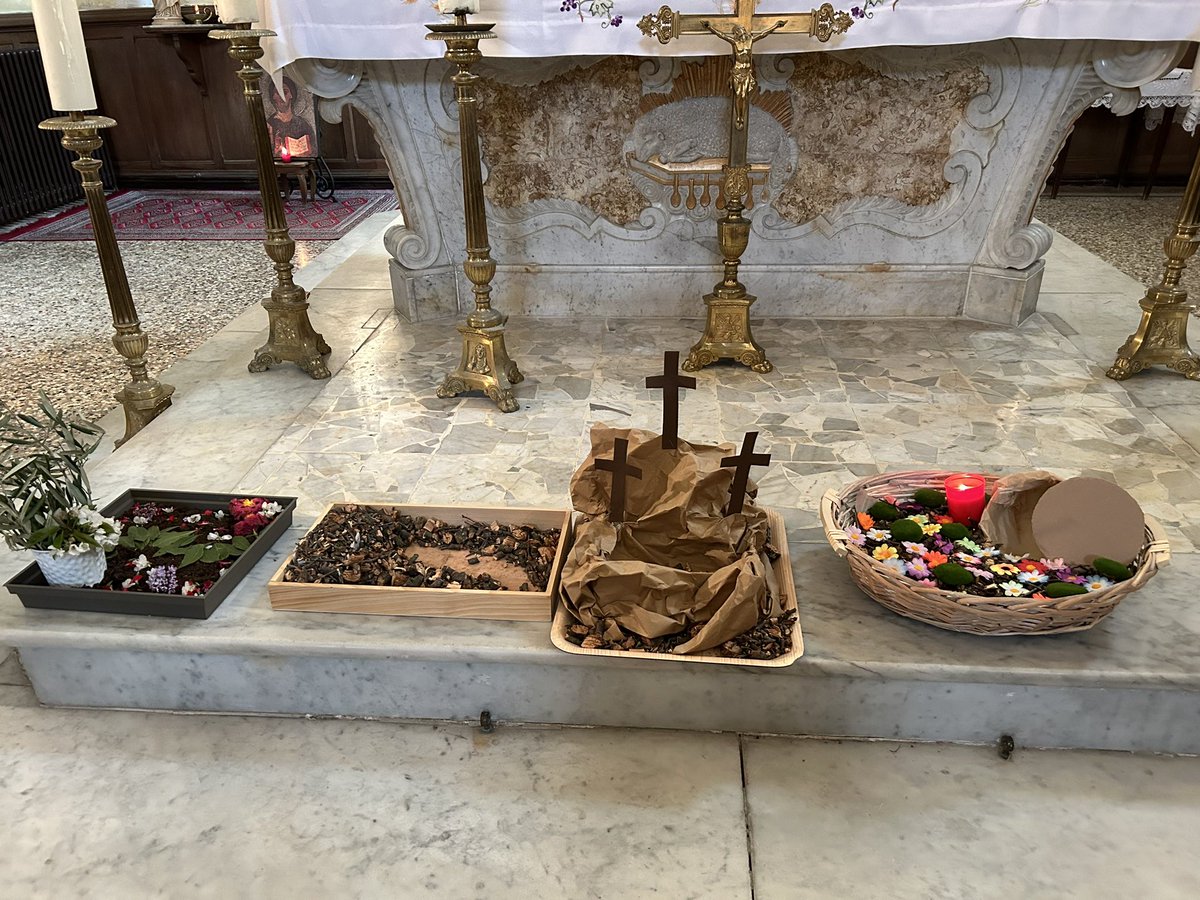Maintenonecole's tweet photo. Alléluia ! Avec joie, chaque cycle a célébré Pâques et fêté les 9 élèves baptisés pour la Vigile Pascale ! https://t.co/Fn1lsUxvF6