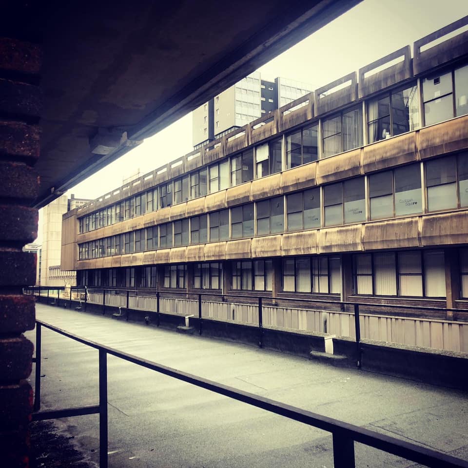clesliephoto's tweet photo. 4 years ago today - April 03 2020. Lockdown
Phone snaps from a mornings run around empty Glasgow.
The brutalist & somewhat neglected 1960s business district in Anderston. A heroic and futuristic vision that never quite cut it in the end...
#glasgow #brutalism #hourofexercise https://t.co/lOsfLvxNQT