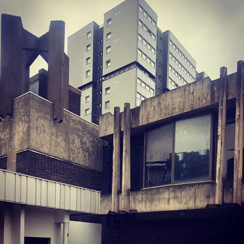 clesliephoto's tweet photo. 4 years ago today - April 03 2020. Lockdown
Phone snaps from a mornings run around empty Glasgow.
The brutalist & somewhat neglected 1960s business district in Anderston. A heroic and futuristic vision that never quite cut it in the end...
#glasgow #brutalism #hourofexercise https://t.co/lOsfLvxNQT