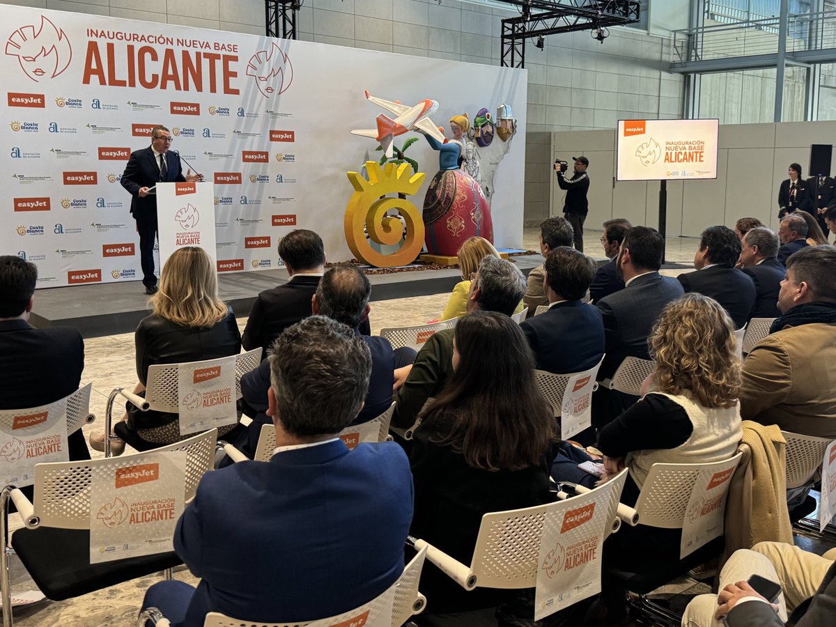 La compañía británica <a href="/easyJet/">easyJet</a> apuesta por nuestra provincia para establecer su nueva base de operaciones ✈️

La aerolínea contará con una flota de tres aviones en el Aeropuerto Alicante-Elche Miguel Hernández que generará un centenar de puestos de trabajo directos 👩‍✈️