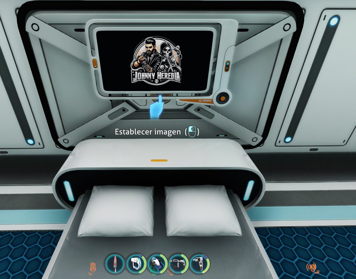 Cuando te vas a la cama en #SubnauticaBelowZero y sabes que has puesto una buena foto en el cabecero de la cama 🤣🤣 #gaming #subnautica #johnnyheredia