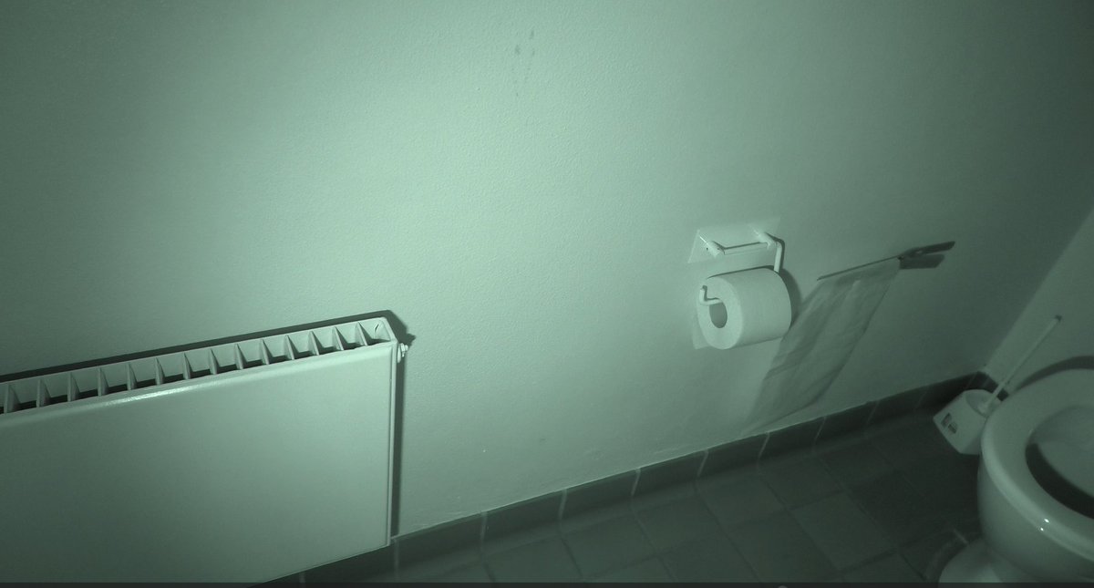 Where to test your new night vision camera? The toilet of course ;) 
Perfect for observing the manual catching of end-of-lay hens for transport. 🐔🔦 #NightVision #AnimalTransport #AnimalWelfare To be continued...
