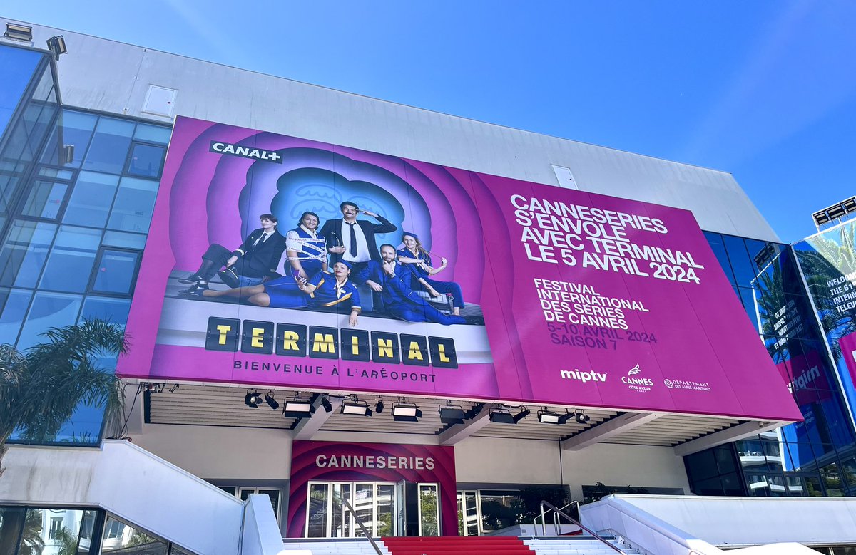 [ J-2 ] Prêt pour le décollage ? Le Palais est en place pour la saison 7 de #CANNESERIES 💖 Rendez-vous vendredi avec la nouvelle série « Terminal » de @CanalplusSeries 👉 canneseries.com/fr/ #Cannes 🌴 #CotedAzurFrance