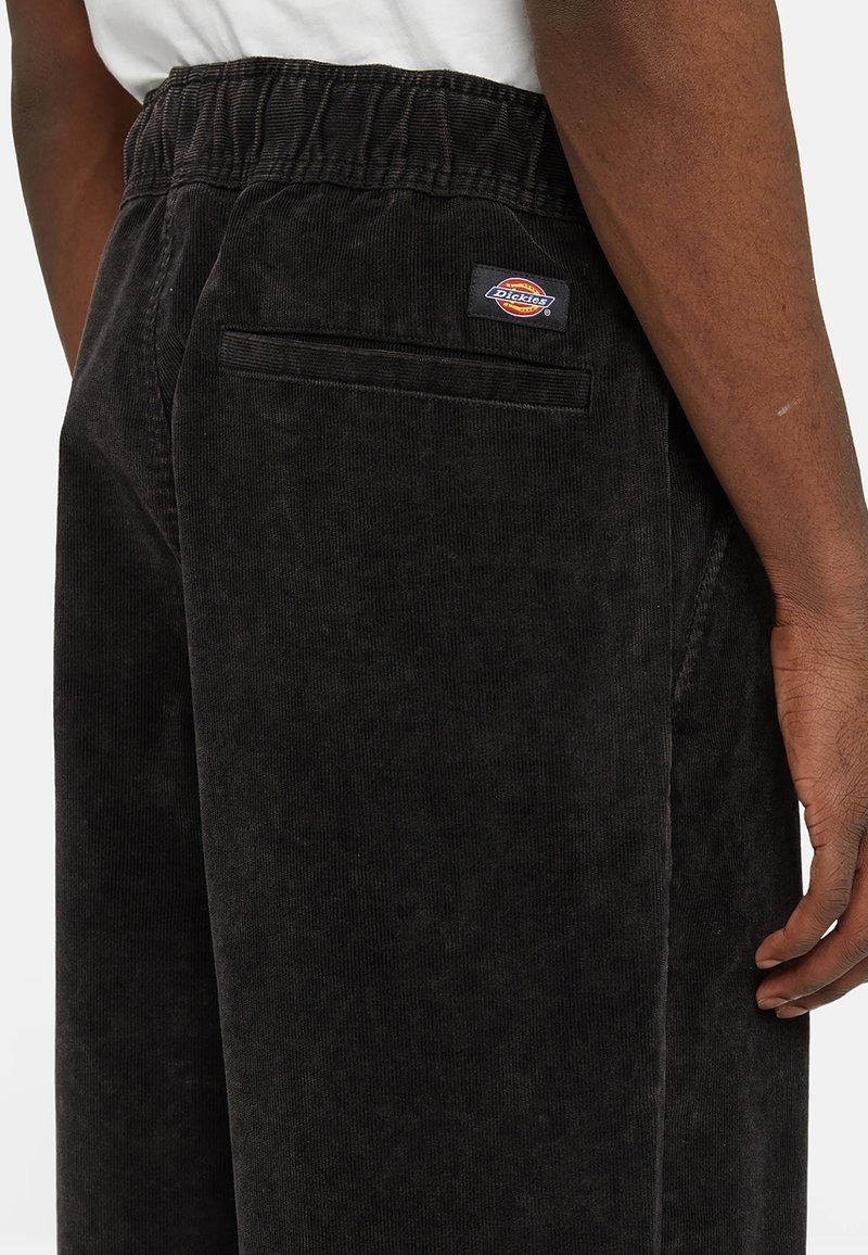 CaminoTV's tweet image. Tu mets ça avec un long tee blanc et un hoodie par dessus t'es frais !! Pantalon Dickies Chase City à 66€ au lieu de 85€ avec le code 22DCKCAMINOFR24 🐻

Lien affilié : chck.me/SdUf