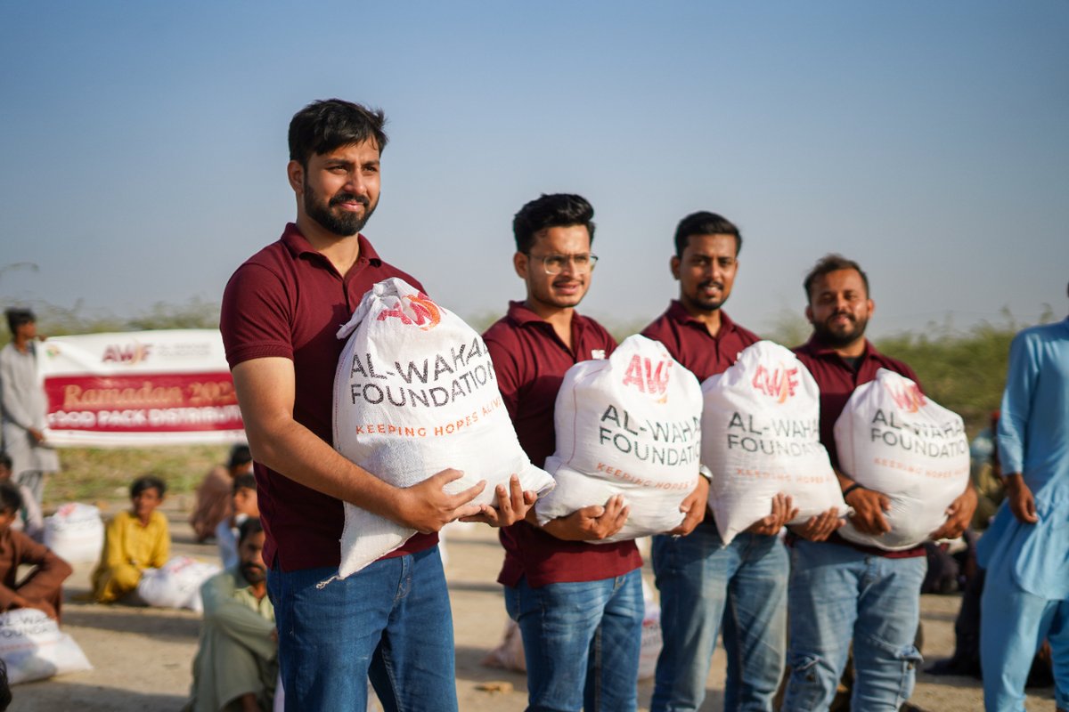 alwahabfdn's tweet photo. Our dedicated team #AWF is working day and night to make your #donations reach the right destination this #Ramadan by distributing #FoodPacks and #IftarPacks to those who are well-deserving! 🌟

More power to Team Al-Wahab Foundation! 💫 https://t.co/BLHPfrnRo3