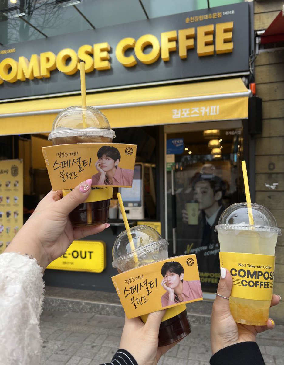 jaya20dec's tweet photo. Compose Coffee released new cup holders featuring Taehyung 🫰
#taehyung
#KimTaehyung #composecoffee #taekook @BTS_twt https://t.co/xrucgAPjux