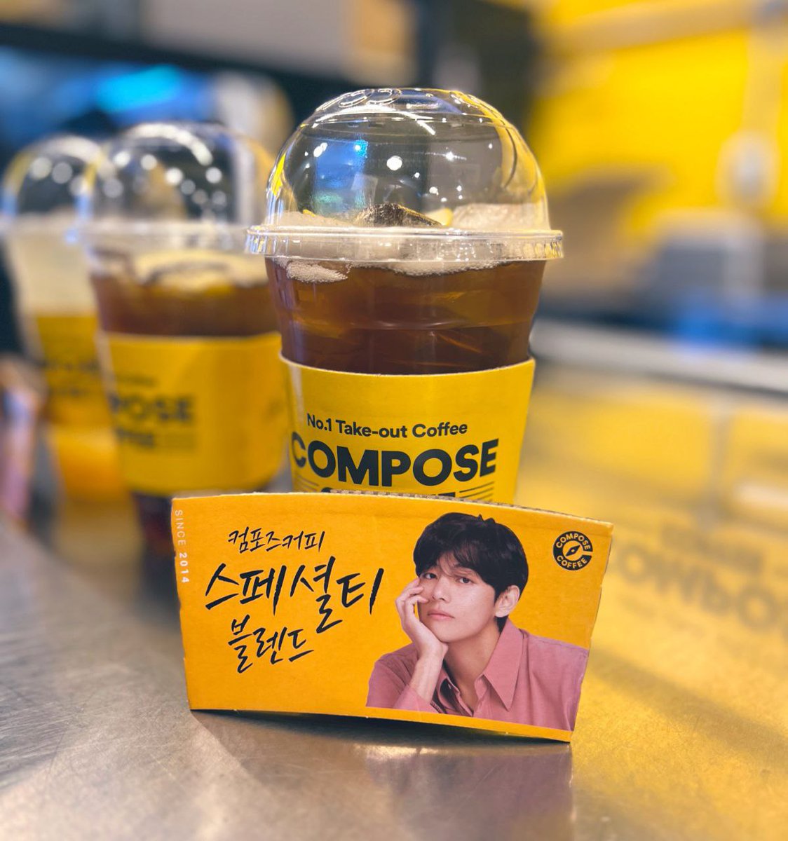 jaya20dec's tweet photo. Compose Coffee released new cup holders featuring Taehyung 🫰
#taehyung
#KimTaehyung #composecoffee #taekook @BTS_twt https://t.co/xrucgAPjux