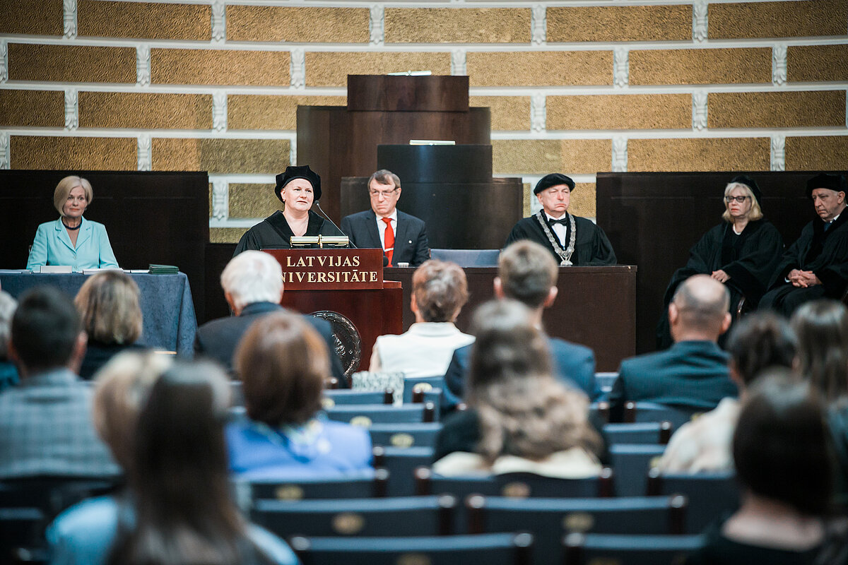 LU Senāts š. g. 25. martā piešķīris LU Goda Dr. nosaukumu divām Latvijā un starptautiski pazīstamām valodniecēm, Nikolei Nauai (Nicole Nau), Poznaņas Adama Mickeviča univ. prof., un Daļai Kiseļūnaitei (Dalia Kiseliūnaitė), Klaipēdas Univ. prof. Apsveicam! lu.lv/par-mums/lu-me…