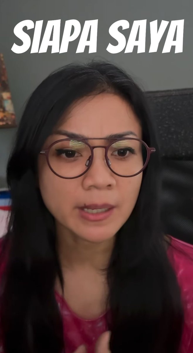 Nirina Zubir diteriaki kuasa hukum Riri Khasmita di PTUN Jakarta.

Emosi karena disindir Nirina pas dimintai keterangan oleh wartawan, sang kuasa hukum mulai teriak-teriak.
Terus sampai ngomong, "Siapa Anda di Republik ini?"

Nirina ngasih video respon buat jawab siapa dia👇