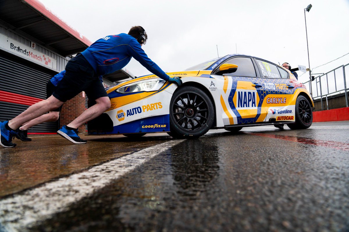 🔵🟡 The rain also brings sick shots like this 🤩💦 #NAPARacingUK #Ford #FastFord #FordFocus #SprayShots #BTCC #TouringCars