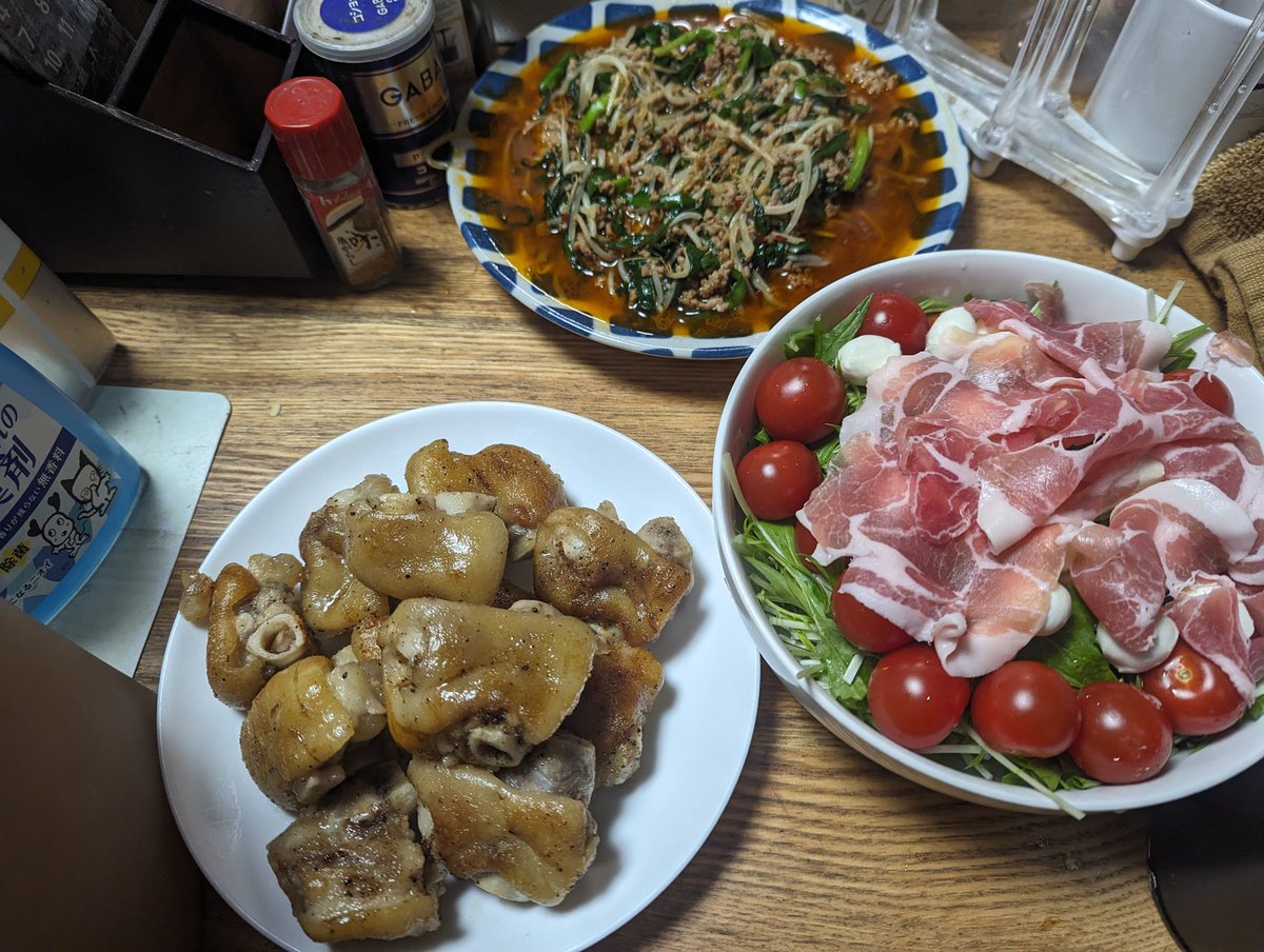 Cookingharu's tweet photo. 今日のよるごはんはおつまみに台湾肉もやしと焼とんそくと水菜とモッチァレラチーズのサラダ🥗と〆にもつカレー🍛にしました
#おうちごはん
#家飲み
#男料理
#料理好きさんと繋がりたい 
#お酒好きさん��繋がりたい https://t.co/6uqvbpSiAe