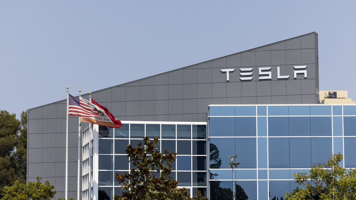 𝐓𝐞𝐬𝐥𝐚'𝐬 𝐏𝐫𝐨𝐝𝐮𝐜𝐭𝐢𝐨𝐧 𝐌𝐢𝐥𝐞𝐬𝐭𝐨𝐧𝐞

Tesla's annual production surpasses 930,000 vehicles in 2021, marking a 83% increase year-over-year. Electric revolution on the go! 
#Tesla #EVMarket #ProductionGrowth