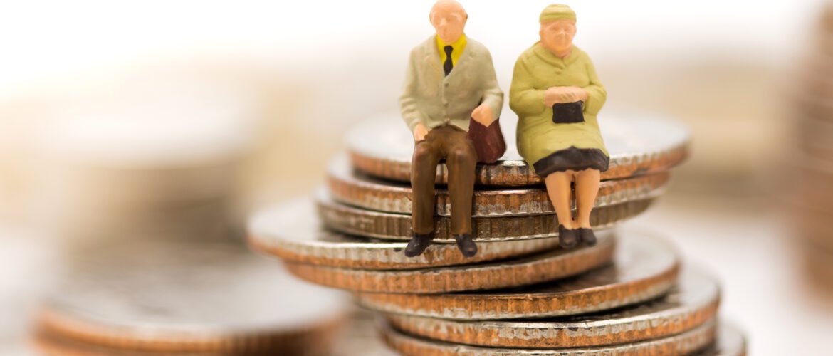 Anne_deProvence's tweet photo. Taxation des rentes 

Quel message doit-on comprendre dans cette nouvelle fouille insistante des poches des français ? Bientôt il va falloir quitter son job, vendre sa baraque, sa voiture, résilier tous ses contrats d’assurance vie, retirer son épargne au compte goutte, déshériter ses enfants, se séparer de corps avec son conjoint et se déclarer seul pour qu’on ne vienne pas nous emmerder ! 

Mais enfin, quelle est l’intention de cette démarche si ce n’est de sacrifier les classes moyennes et d’annihiler le passif de nos anciens! 

À quoi bon travailler, à quoi bon épargner, être propriétaire, à part pour financer la guerre de l’autre pignouf, l’arrivée massive de migrants et sa propre faillite! 

Qu’ils commencent par faire les poches des narcotrafiquants, des ong humanitaires pro migrants, des frères musulmans , des investisseurs étrangers corrompus jusqu’à l’os! Et au pire, qu’ils suppriment le service public et les aides en tout genre! On privatise TOUT, tiens, pour voir! C’est malheureux mais on va y arriver.