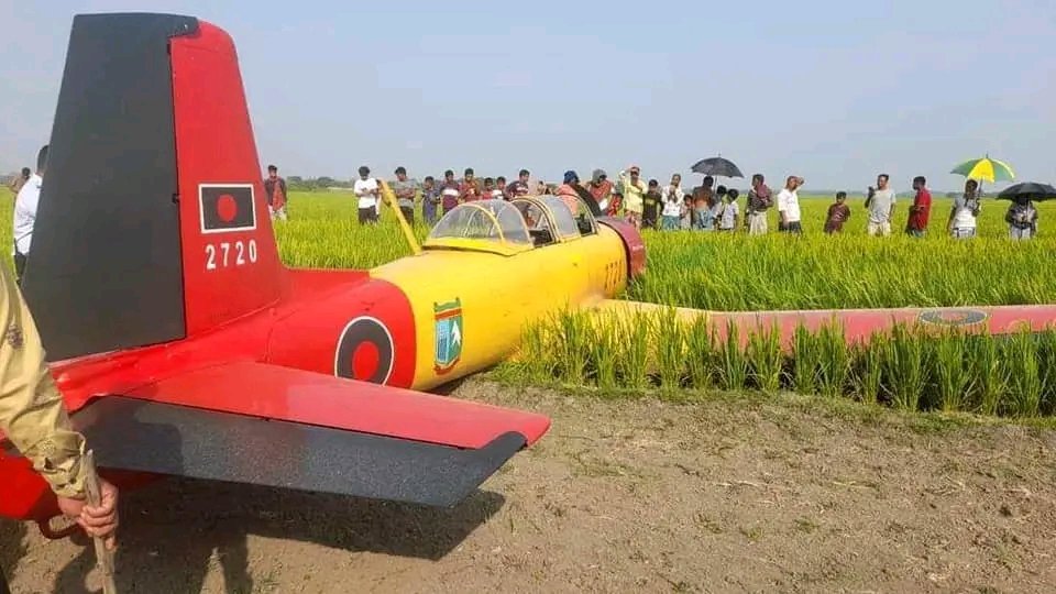 DefenseDtb's tweet image. #Latest_Update 
Emergency landing of PT-6 training aircraft of Bangladesh Air Force at Narail. Both pilots are safe.