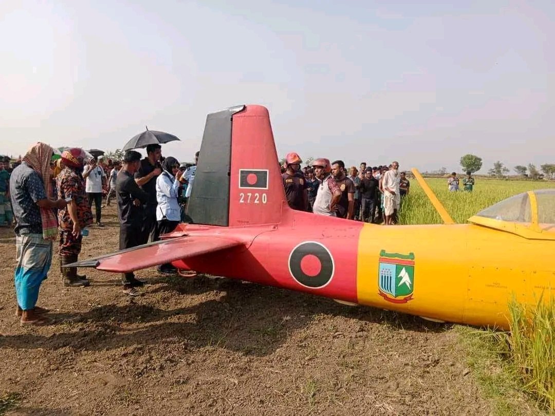 DefenseDtb's tweet image. #Latest_Update 
Emergency landing of PT-6 training aircraft of Bangladesh Air Force at Narail. Both pilots are safe.