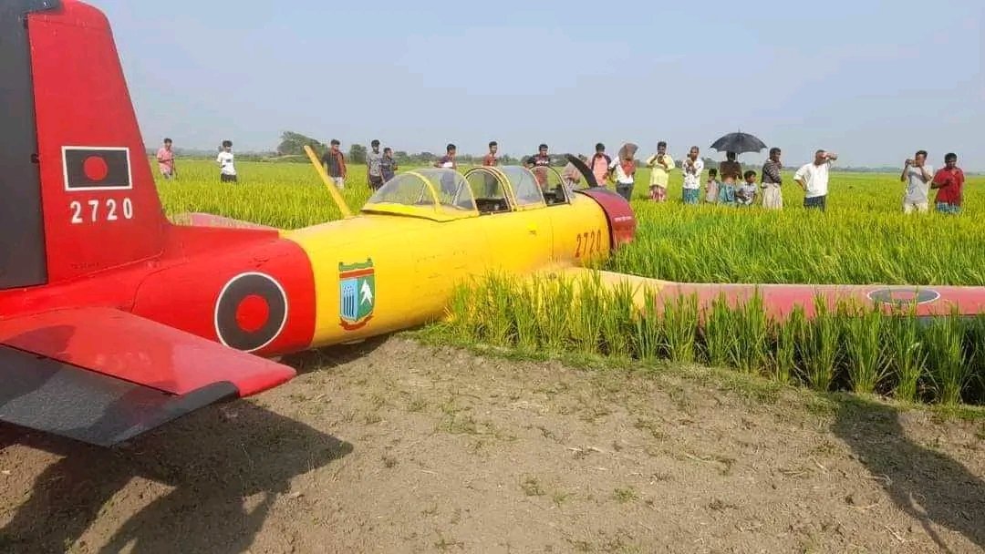 DefenseDtb's tweet image. #Latest_Update 
Emergency landing of PT-6 training aircraft of Bangladesh Air Force at Narail. Both pilots are safe.