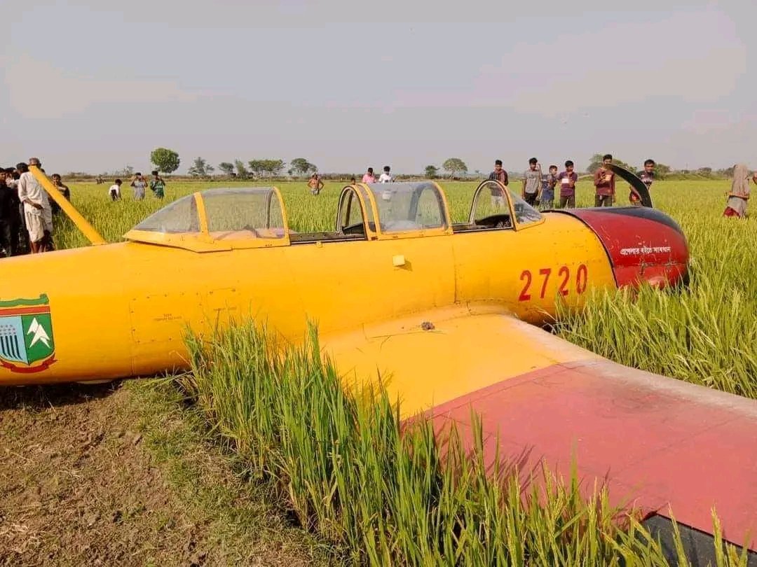 DefenseDtb's tweet image. #Latest_Update 
Emergency landing of PT-6 training aircraft of Bangladesh Air Force at Narail. Both pilots are safe.
