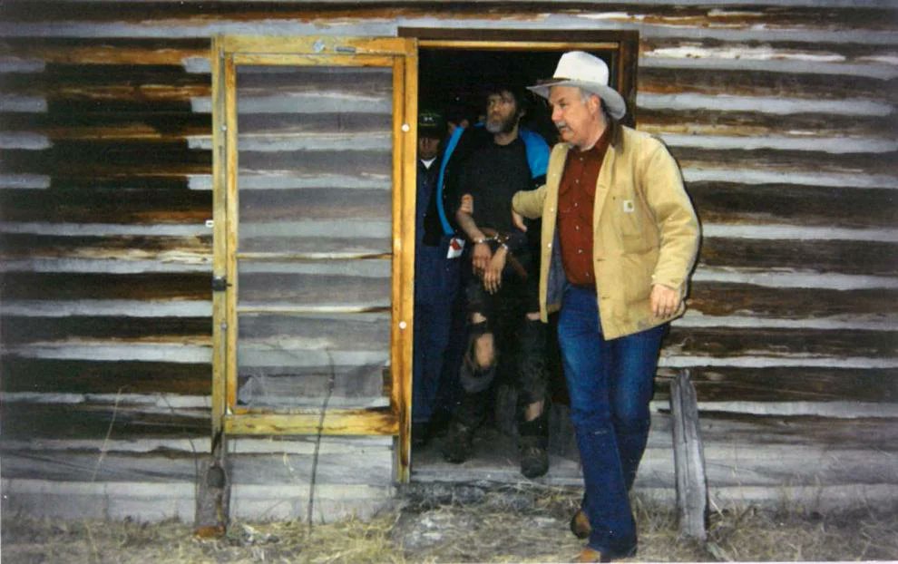 mordieu's tweet image. Přesně před 28 lety, ve středu 3. dubna 1996, byl policií v Montaně zatčen Ted Kaczynski, známější jako #Unabomber. Vlivný americký matematik, myslitel, blázen a terorista byl dopaden v primitivní chatě v lesích nedaleko Lincolnu. O dva roky později je odsouzen na doživotí #OTD