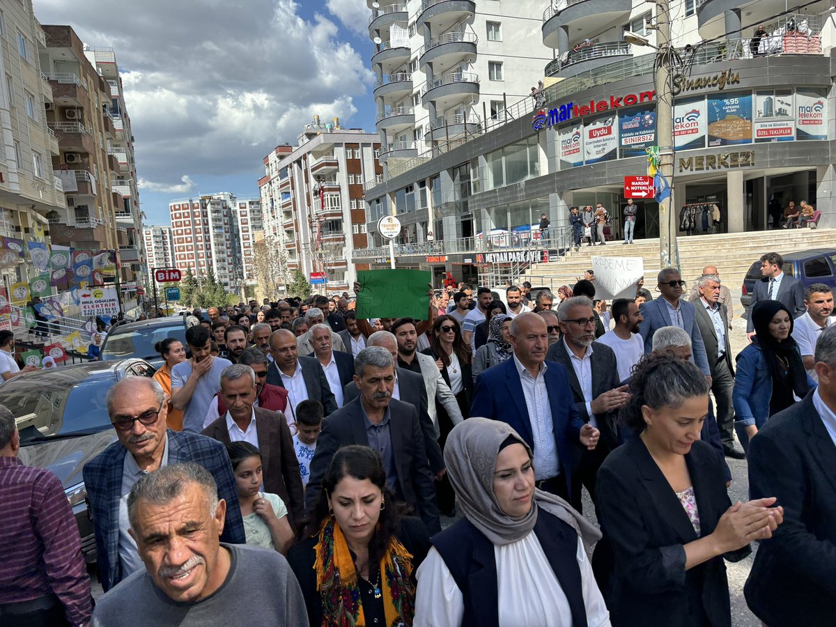 Büyükşehir Belediye Eşbaşkanları, İl ilçe yöneticileri ve halkla birlikte mazbatamızı aldık. Mardin halklarına hayırlı olsun.