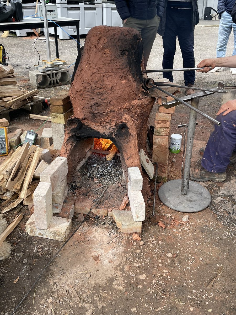 Le verre de l’époque gauloise a nos jours au Lycée Jean Monnet-Yzeure avec Joëlle Rolland Laurent Cormier Thomas Arnal Ustv Ustv Julien Billaud #CNRS #verre #ipgp