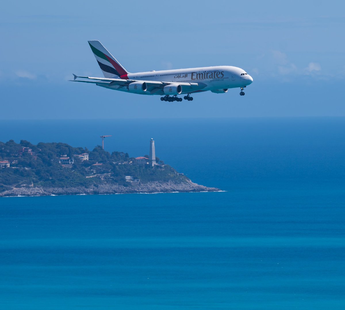 Airbus a380 de la compagnie Emirates en approche sur #nice06 #lfmn