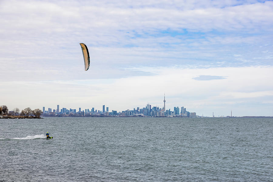 jrtwynam's tweet photo. A kite surfer enjoys being out on the water on a cold day in #SamSmithPark in #Etobicoke, #Ontario, in front of the downtown #Toronto #skyline.
#BuyIntoArt #KiteSurfing #LakeOntario
https://t.co/3jl7fg8YaN https://t.co/8Jj29wVqgu