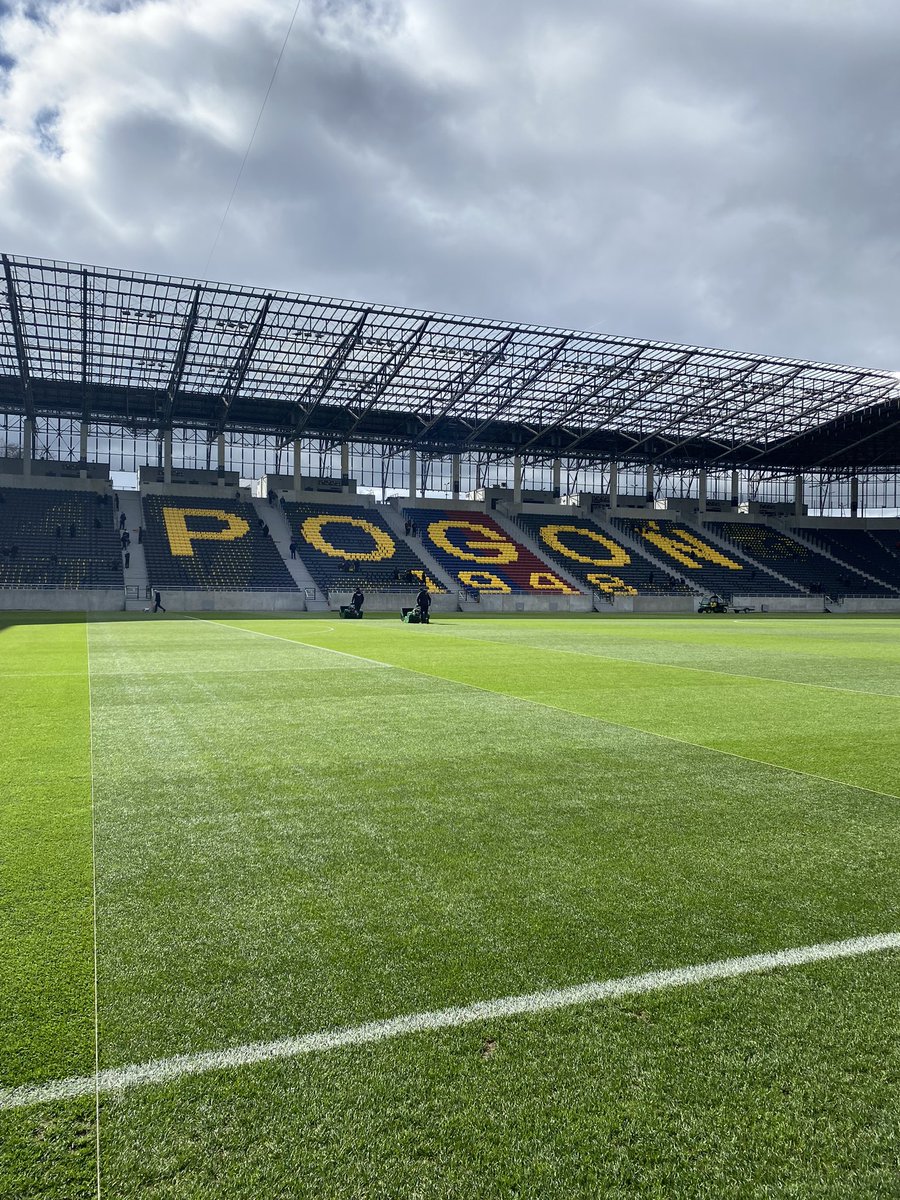 jacek_gm's tweet photo. Przygotowanie do meczu.
Półfinał @fortunapucharpolski. ⚽️🌱
🔵🔴
🌱Naprawianie po treningu
🌱Odkurzanie
🌱 Koszenie
🌱 Malowanie linii
#groundsman #boisko #pitch #trawa #grass #passion #hybrid #hybridpitch https://t.co/koidRKBuIW