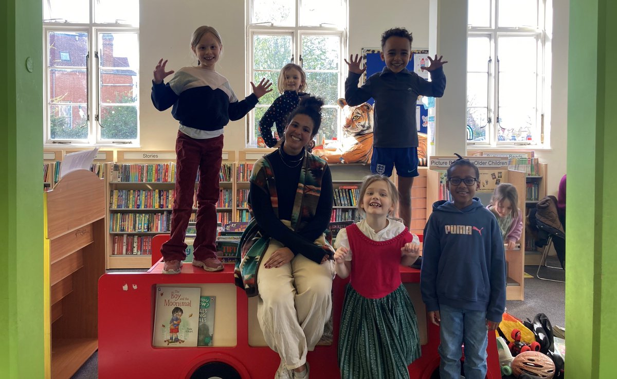 Check out this magical moment from last week's session with Harriett O'Grady! Its not too late to take part. Join us for this afternoon's session at #PeckhamLibrary as part of #SPINEFestival24 orlo.uk/Cq1VG #SouthwarkLibraries