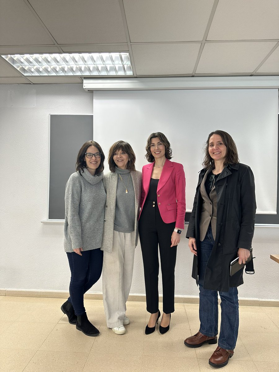EPoptcheva's tweet photo. Ha sido un placer dar una conferencia sobre los retos ante la UE y las próximas elecciones al Parlamento Europeo en el @MasterEACP en la @UCMccinf. ¡Muchas gracias por la invitación y por la excelente discusión! https://t.co/ttz4tWpJDx