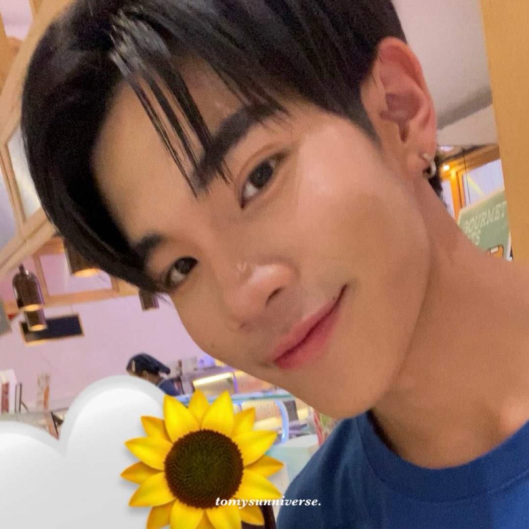 sunniverse. 🌻🪐 tweet media