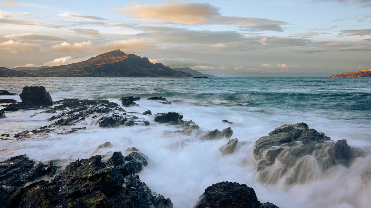 The Isle of Skye is calling. Who is wanting to visit this place?

#Scotland #ScotlandIsCalling #fortheloveofscotland

<a href="/ThesmartXplorer/">thesmARtexplorer</a> @DebsterPA1 <a href="/nonastravel/">Nonastravel</a> <a href="/VisitScotland/">VisitScotland</a>