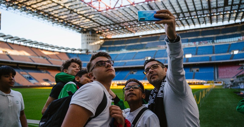 Serginho, @ACMilan e #JuniorTIMCup protagonisti dell’incontro con i giovani degli oratori Beata Vergine e Padre Monti. I ragazzi hanno discusso del tema cardine dell'evento, #KeepRacismOut, promosso da TIM, <a href="/CSInazionale/">Centro Sportivo Italiano</a> e <a href="/SerieA/">Lega Serie A</a>, volto al contrasto di ogni forma di razzismo. ⚽️