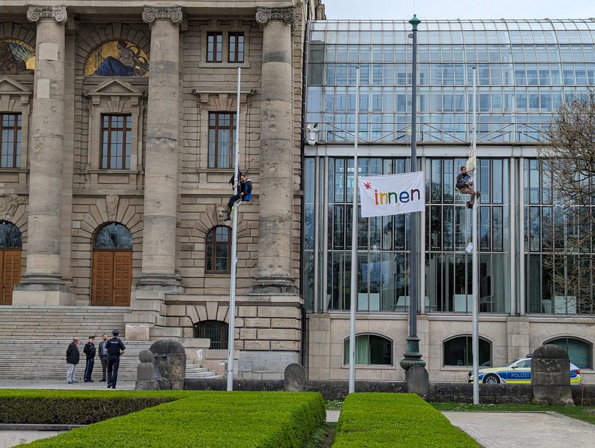 Eben hinter der #staatskanzlei in #münchen protest gegen das #genderverbot von #söder.