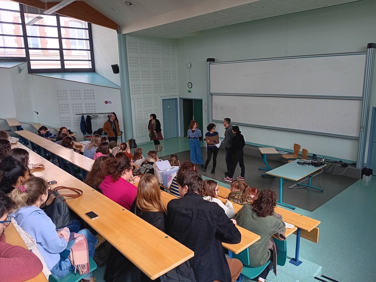 La troupe de théâtre 'Élise et les trois casquettes' s'est produite pour les M2 le 13/03 à l'@INSPECVL de Chartres. L'objectif était de s'approprier des problématiques liées à la vie affective et sexuelle ainsi qu'à la mise en place d'une 'éducation à ces sujets' au primaire.