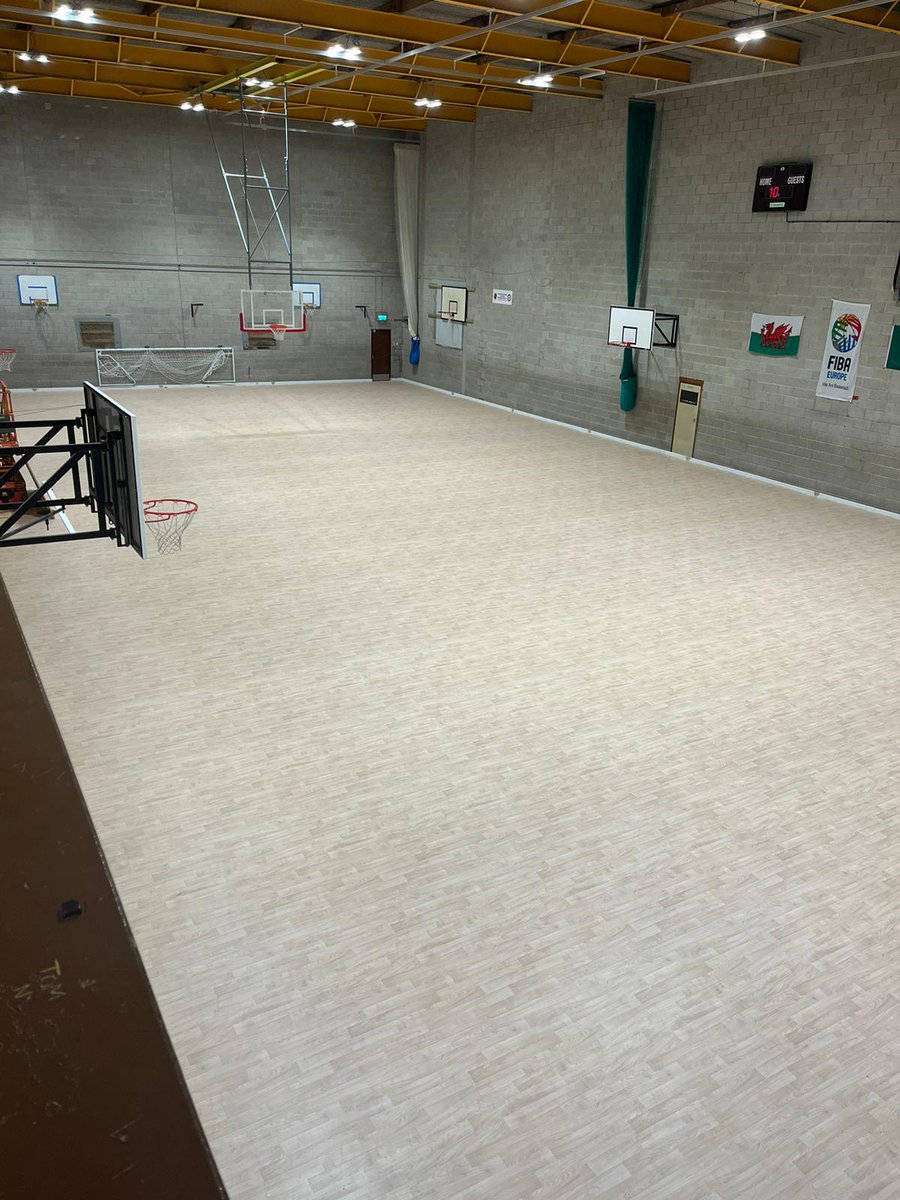 Mae gwaith yn mynd yn dda ar y llawr newydd ym mhrif neuadd Canolfan Hamdden Caergybi. Work is progressing well on the new flooring in the main hall of Holyhead Leisure Centre.