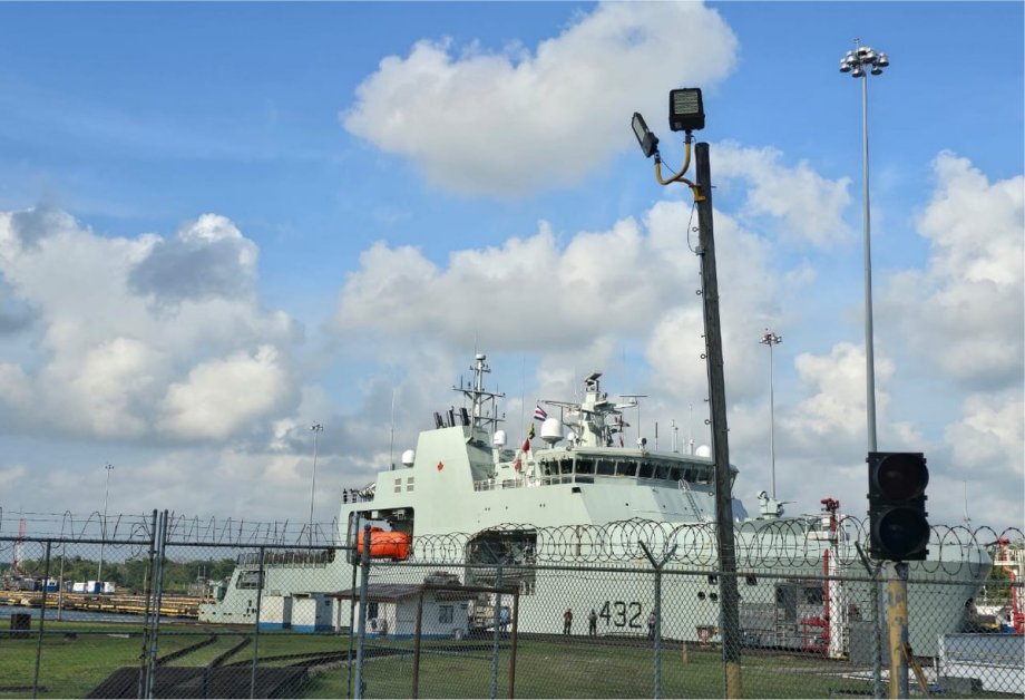 #CanadianNavy #OPV #HMCSMaxBernays crosses #PanamaStrait 

navyrecognition.com/index.php/nava…