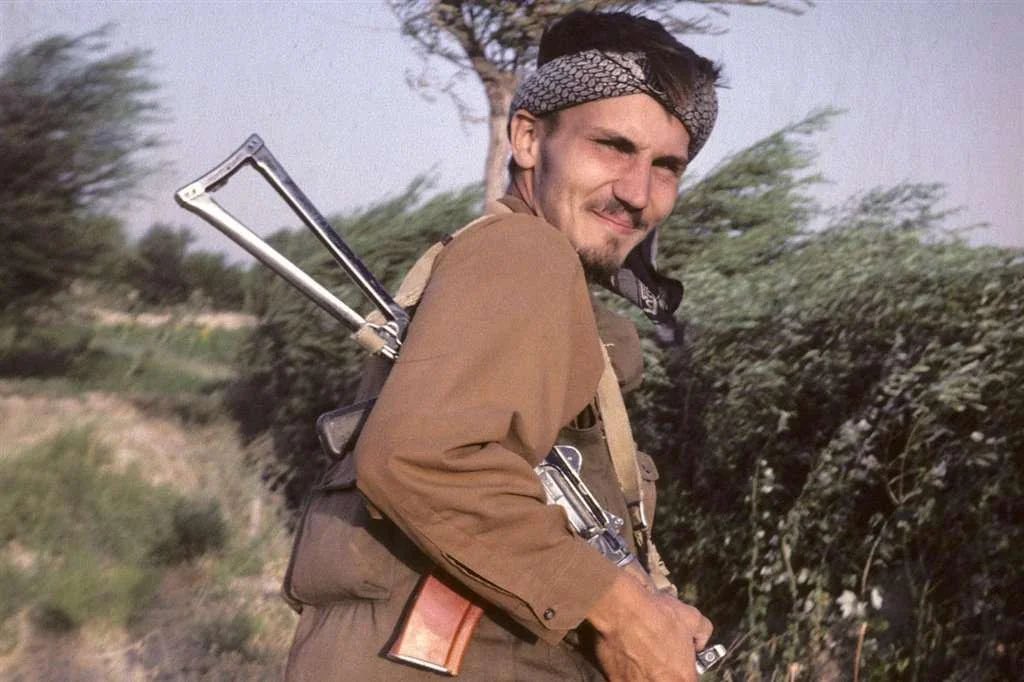 visegrad24's tweet photo. Poland’s Foreign Minister @sikorskiradek responds to Lukashenko’s threats

The Belarusian dictator said yesterday that the Belarusian Army is preparing for war &amp; joked days earlier that Belarus would take a part of Poland

Sikorski answered:

“Let him try. Let's see who will win” https://t.co/PkqsnS9jxD