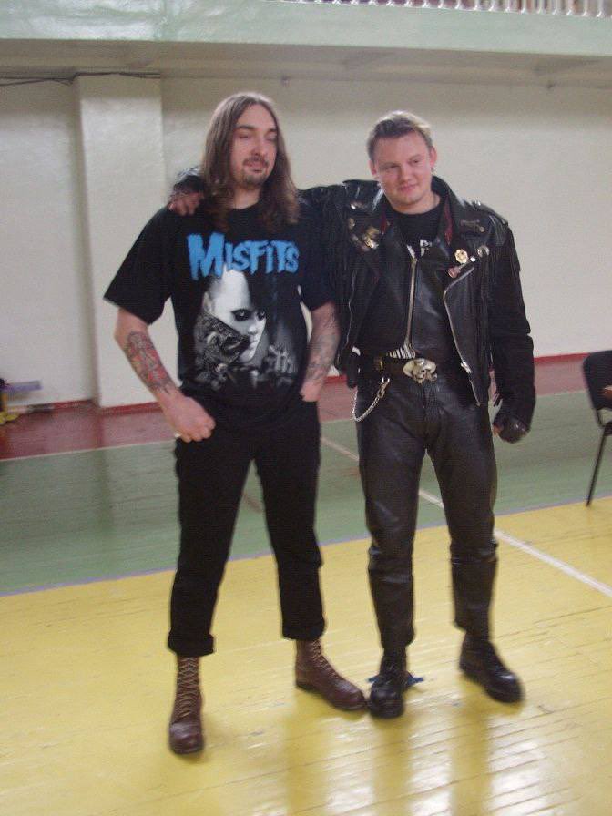 У Сергеича там значок с гитарой 😭

моя римская империя это думать о том как Андрей лепит ему эти значки всякие на его косуху, а Миша такой «да блин, Андрюх, зачем мне эта херня емое», но все равно бы носил и расстраивался, когда они терялись 😔

#княшок #киш #корольишут