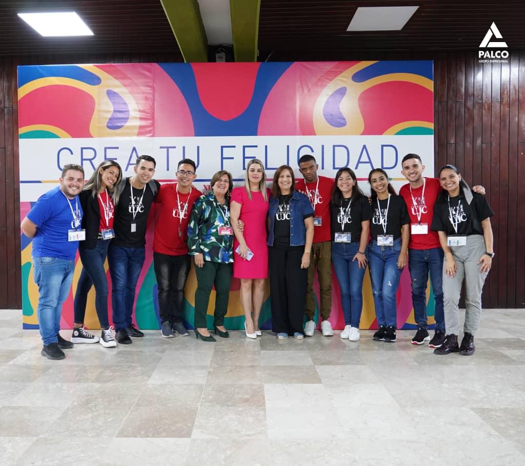 😁Jóvenes Diputados a la @AsambleaCuba participamos como delegados e invitados al #12CongresoUJC Nos acompañaron esta mañana las también jóvenes 😎 profes @anamarianpp y @ArelysDiputada