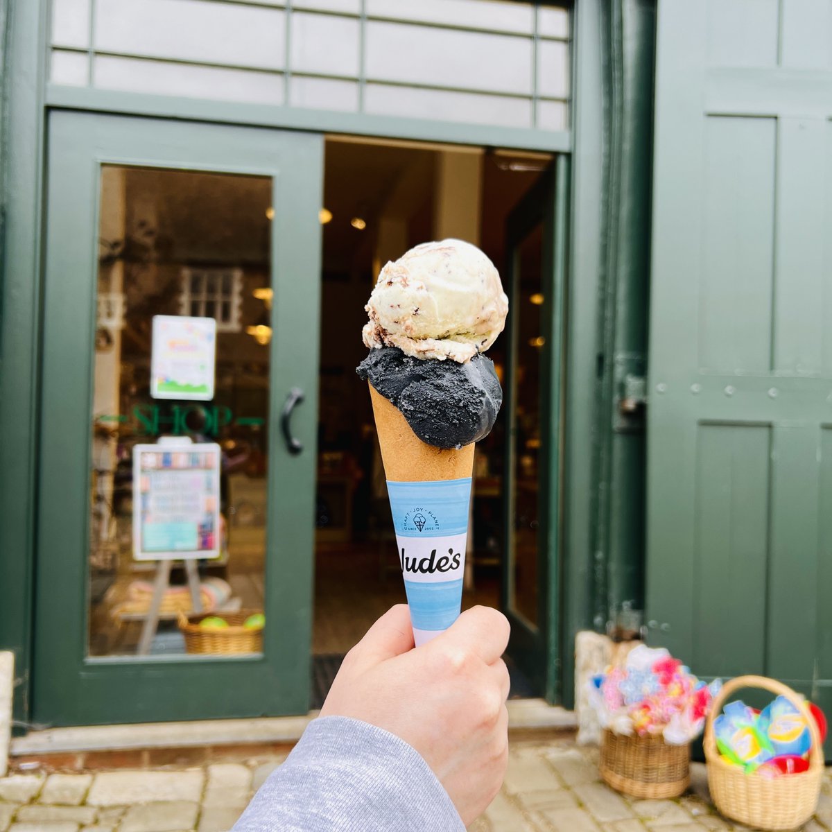 Jude’s Ice Cream is here for Easter weekends! On your visit to Osterley today, spot our Jude’s Ice Cream parlour in the Tudor Courtyard. Enjoy a scoop or 2 of rich Ice cream in a tub or a cone from Salted Caramel, Mint Chocolate to Madagascan Vanilla or plant-based options🎉