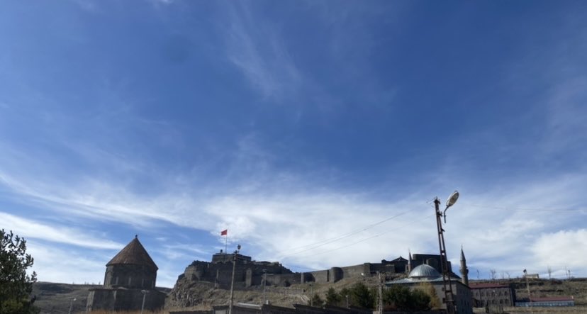 ekinotto's tweet photo. Kendime oturmuşum çay içiyorum:) #serhad #Kars yolun sonu mu başı mı belirsiz https://t.co/I2utSx2OKl